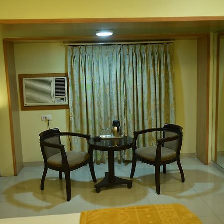 Hotel Poonam Rāipur Eksteriør billede