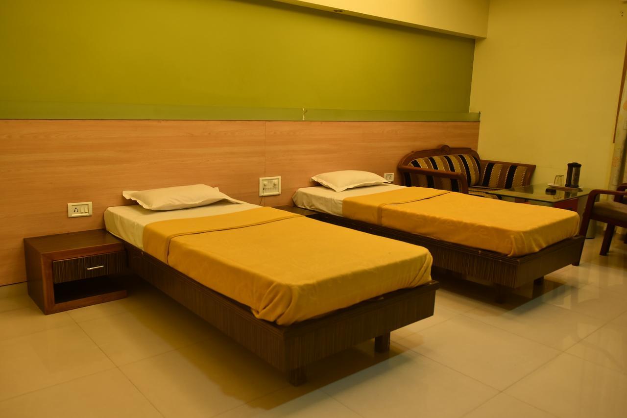 Hotel Poonam Rāipur Eksteriør billede